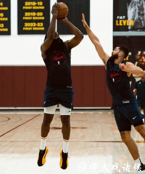 莱昂纳德休赛期接受膝盖手术 目前仍未痊愈 莱昂纳德休赛期接受膝盖手术 目前仍未痊愈